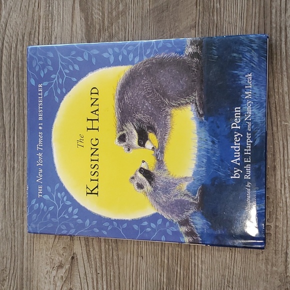 Tanglewood Books Other - The Kissing Hands By Audrey Penn